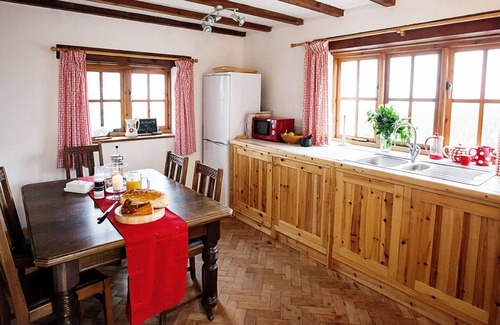 Cylch-Y-Garn Apartment | Erw Rhys: Cozy Oceanfront Escape for 6 Guests