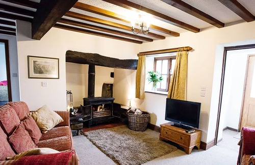 Cylch-Y-Garn Apartment | Erw Rhys: Cozy Oceanfront Escape for 6 Guests