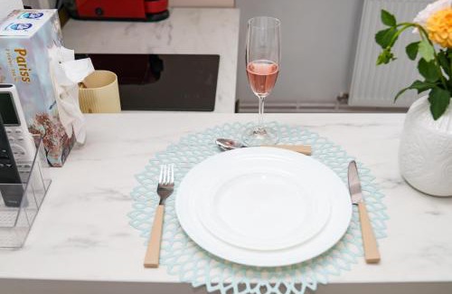 Craiova Apartment | Budget-Friendly Erwins Studio - Child Friendly & Guest Rated 10/10