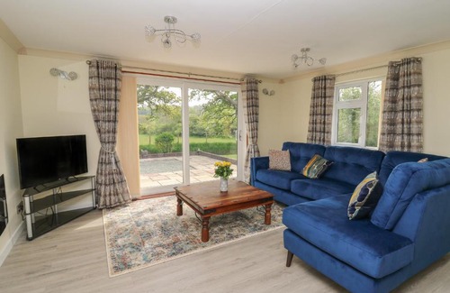 Rhydyfelin House | Erwlon: Child-Friendly 4-Star Retreat with Perfect Reviews