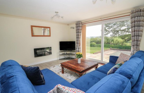 Rhydyfelin House | Erwlon: Child-Friendly 4-Star Retreat with Perfect Reviews