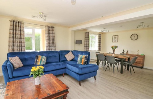 Rhydyfelin House | Erwlon: Child-Friendly 4-Star Retreat with Perfect Reviews