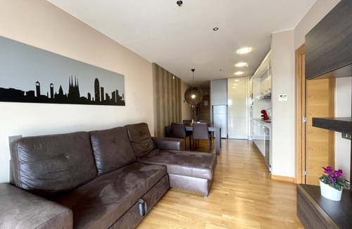 El Port Apartment | Elegant Apartment Steps from Fira Gran Via with Unique Amenities
