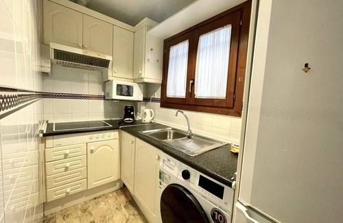 Poblado Sancti Petri Apartment | Cozy Apartment Caracas: Oceanfront with Free Parking