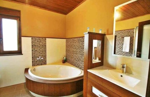 O Esqueiro House | Discover Casa do Carpinteiro: Family-Friendly with Spa & Breakfast