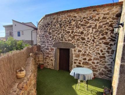 San Martin de la Vega del Al House | Discover El Locutorio: Pet and Child-Friendly Retreat