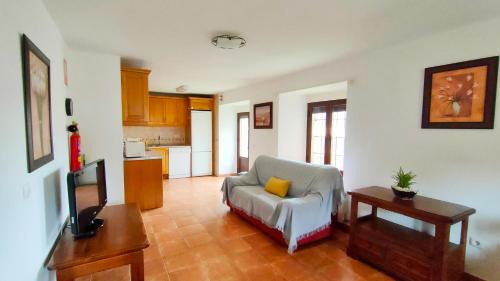 San Martin de la Vega del Al House | Discover El Locutorio: Pet and Child-Friendly Retreat