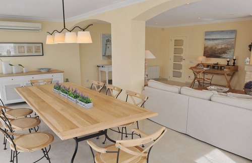 Calonge Villa | Relax in Style! Ideal Chalet Steps from the Beach