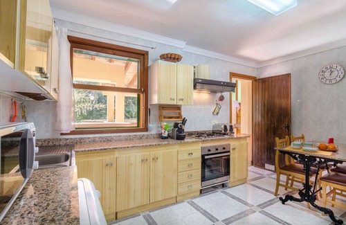 Lluc House | ES VINT I NOU - Enchanting Retreat with Scenic Mountain Views