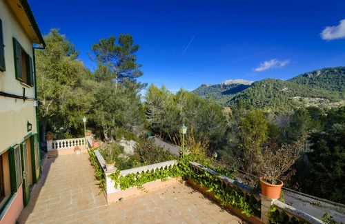 Lluc House | ES VINT I NOU - Enchanting Retreat with Scenic Mountain Views