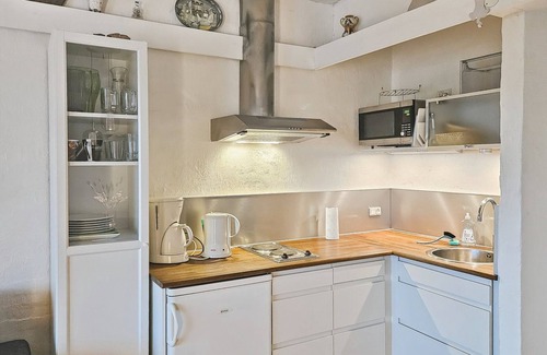 Akirkeby Apartment | Relaxing Escape at Esbern - 6km from the Beautiful Sea