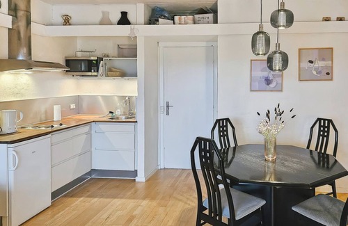 Akirkeby Apartment | Relaxing Escape at Esbern - 6km from the Beautiful Sea