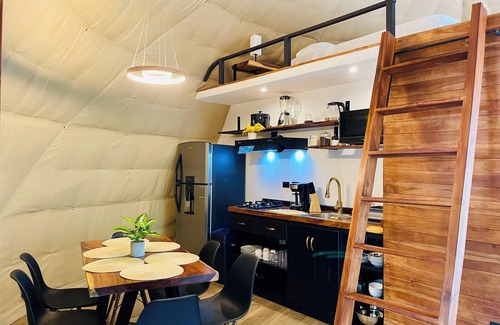 Cobano Hotel | Escápate al paraíso Domos con jacuzzi y terraza privada dentro de la naturaleza