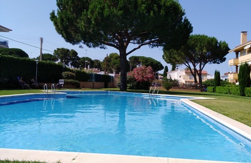 L'Escala Apartment | Relax at Escala Riells Blau: Pool, Oceanfront & Kids' Fun