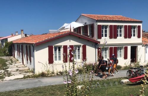 Ile-d'Aix House | Top-Rated Escale Aixoise with Kitchen Amenities