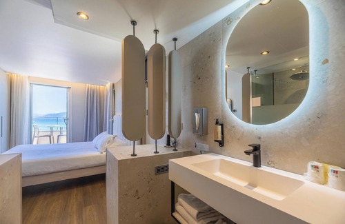 L'Ile-Rousse Hotel | Exceptional Escale Côté Sud: Family-Friendly & Accessible Stay