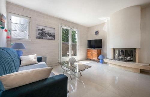 Asserac House | Tranquil Escape Steps from the Beach with Family-Friendly Amenities