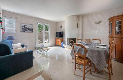 Asserac House | Tranquil Escape Steps from the Beach with Family-Friendly Amenities