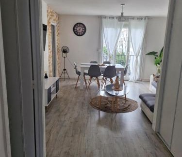 Moulin a Vent Apartment | Scenic Escapade Montesquieu: Pet-Friendly Ocean View Retreat
