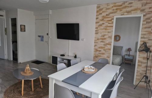 Moulin a Vent Apartment | Scenic Escapade Montesquieu: Pet-Friendly Ocean View Retreat