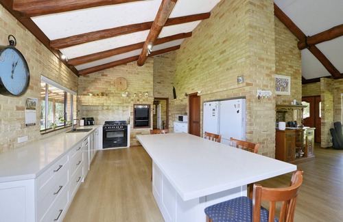 Hamel Other | Idyllic Country Retreat: Guest Rated 10/10 with Breakfast