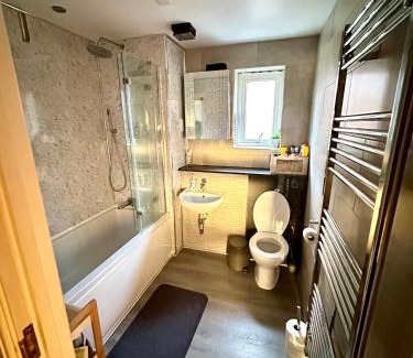 Milton Malsor House | Charming Escape Homestay with Hot Tub & Child-Friendly Amenities