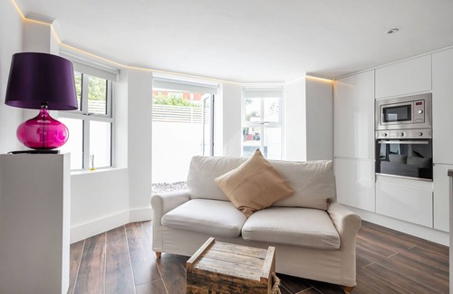 Snaresbrook Apartment | Experience Wanstead Village: Perfect for Families & Pets