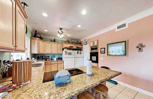 Crystal Beach House | Escape | Ocean View l Large Deck | Sleeps 10