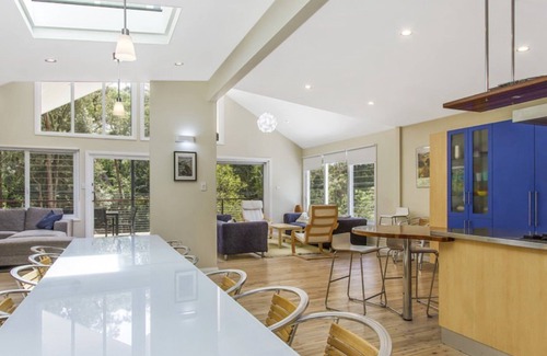 Pearl Beach House | Indulge in a Crystal Poolside Retreat with Spa Amenities