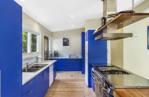 Pearl Beach House | Indulge in a Crystal Poolside Retreat with Spa Amenities