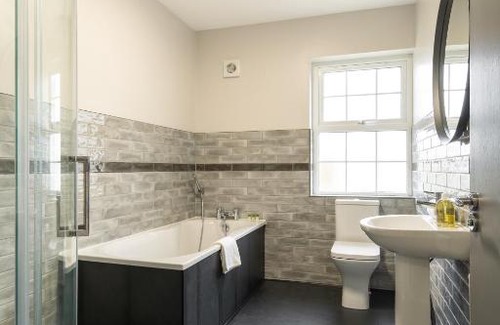 Enniskillen House | Unforgettable Getaway at Devenish Manor - 4 Star Experience