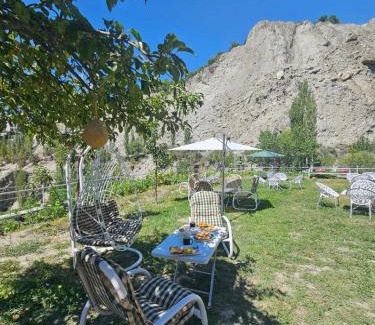 Karimabad Hotel | Escape Retreat