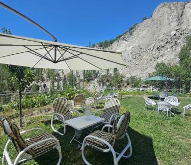 Karimabad Hotel | Escape Retreat