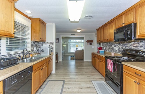 Cropwell House | Idyllic Lakehouse Retreat with Pet-Friendly Amenities