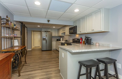 Cropwell House | Idyllic Lakehouse Retreat with Pet-Friendly Amenities