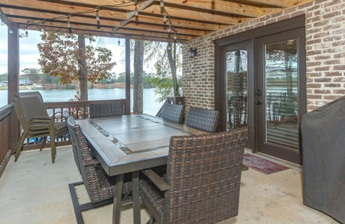 Cropwell House | Idyllic Lakehouse Retreat with Pet-Friendly Amenities