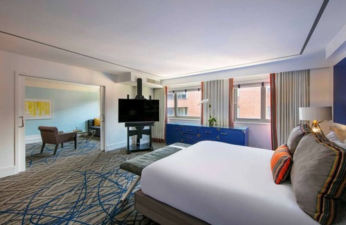 Dupont Circle Hotel | Unwind by the Pool: Your Peaceful Getaway Near Museums
