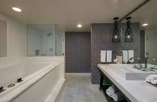 Dupont Circle Hotel | Unwind by the Pool: Your Peaceful Getaway Near Museums