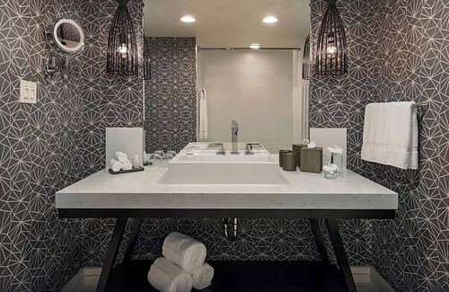 Dupont Circle Hotel | Unwind by the Pool: Your Peaceful Getaway Near Museums