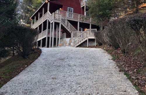 Piney Creek House | Relaxing Mountain Getaway with Pool & Family-Friendly Amenities