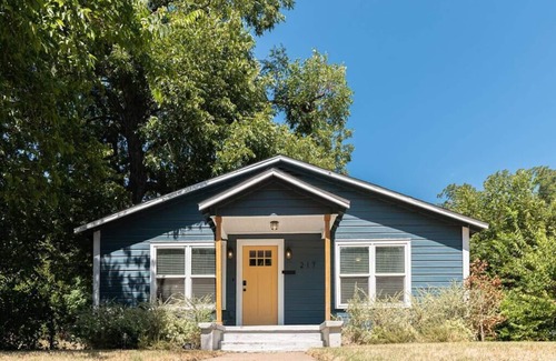 East Riverside House | Discover a Restored 1920s East Waco Bungalow Retreat