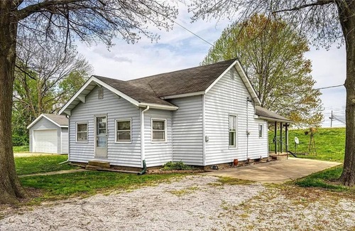 Keyesport House | Escape to Carlyle Lake!!