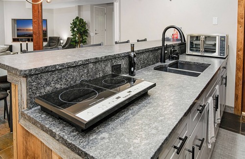 Gypsum Apartment | Escape to Modern Mountain Retreat Near Top Ski Resorts w/Hot Tub!