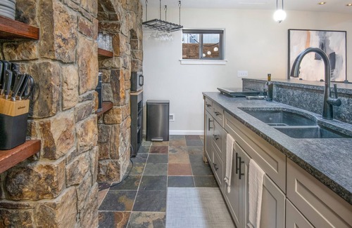 Gypsum Apartment | Escape to Modern Mountain Retreat Near Top Ski Resorts w/Hot Tub!