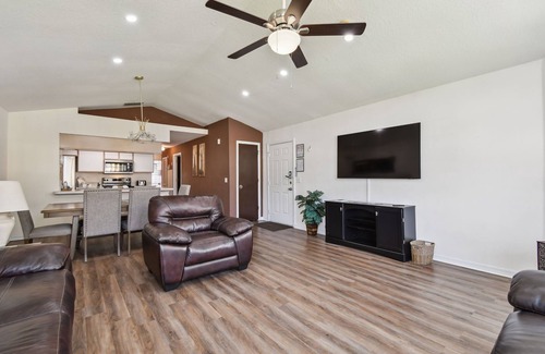 Lindfields Condo | Unforgettable 3B/2B Condo Near Disney with Lake View