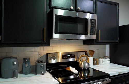 Killeen House | Escape to our cozy Black House retreat, just minutes from Fort Carvazos!