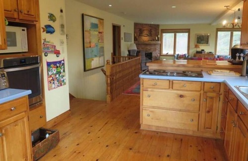 Creemore House | Relaxed Country Getaway with Spa & Pet-Friendly Amenities