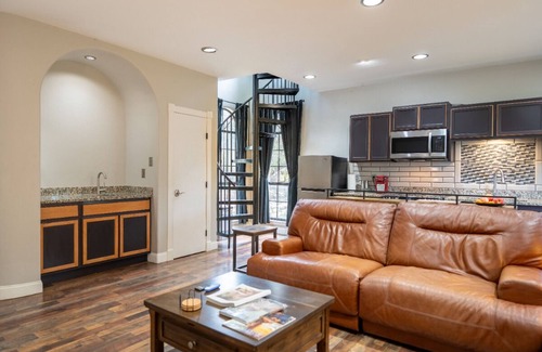 West Oak Hill House | Discover Modern Minimalist Retreat with Spa in Austin