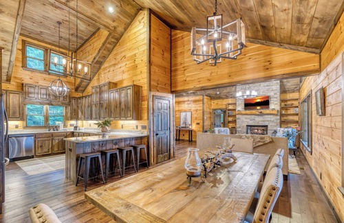 Mineral Bluff Cabin | Escape to Relaxation at Our Custom Cabin with Hot Tub!
