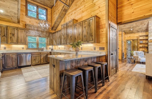 Mineral Bluff Cabin | Escape to Relaxation at Our Custom Cabin with Hot Tub!